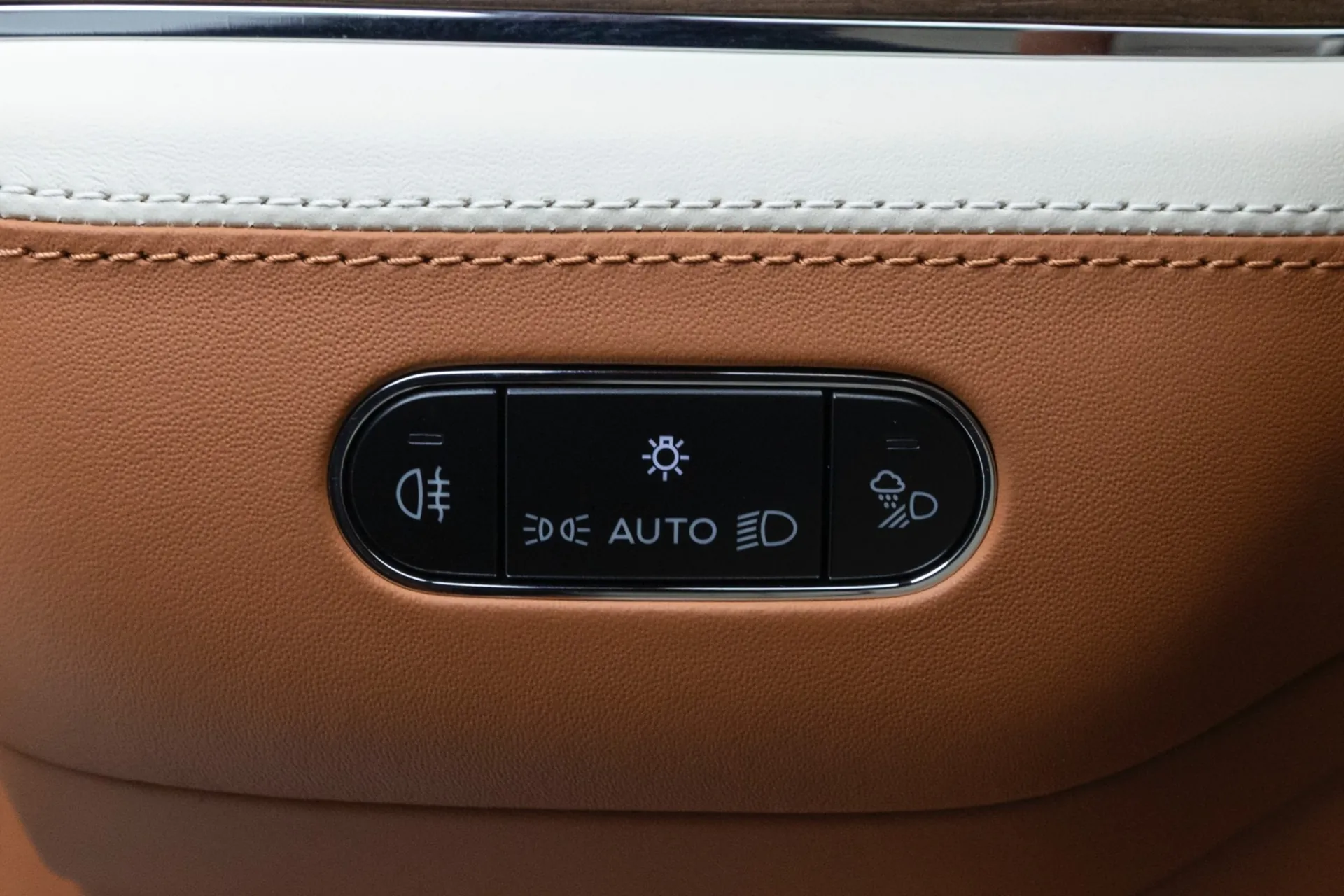 Bentley Bentayga 4.0 V8 EWB Azure 2024 4.0 л 550 л.с Бензин, пробег 7 850 км, Белый цвет, коробка Автомат, привод Полный привод, авто из Великобритания