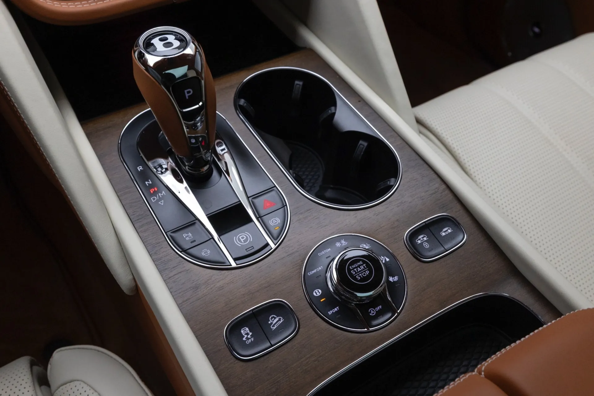 Автомобиль Bentley Bentayga 4.0 V8 EWB Azure 2024 4.0 л 550 л.с Бензин, Белый, пробег 7 850 км, производство — Великобритания, доставка по РФ