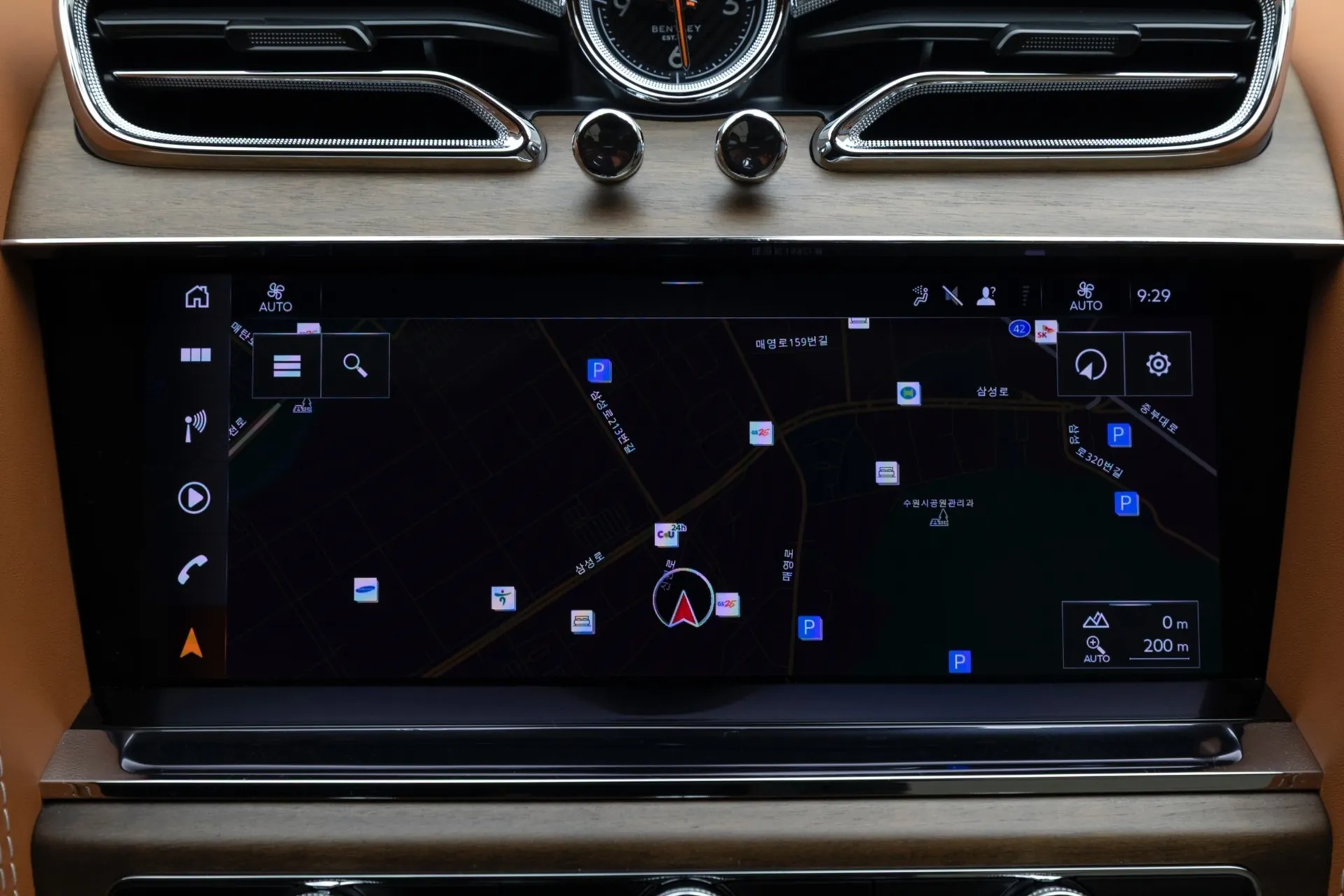 Купить Bentley Bentayga 4.0 V8 EWB Azure 2024 4.0 л 550 л.с Бензин с минимальным пробегом 7 850 км, Белый, доставим из Великобритания в любой город РФ