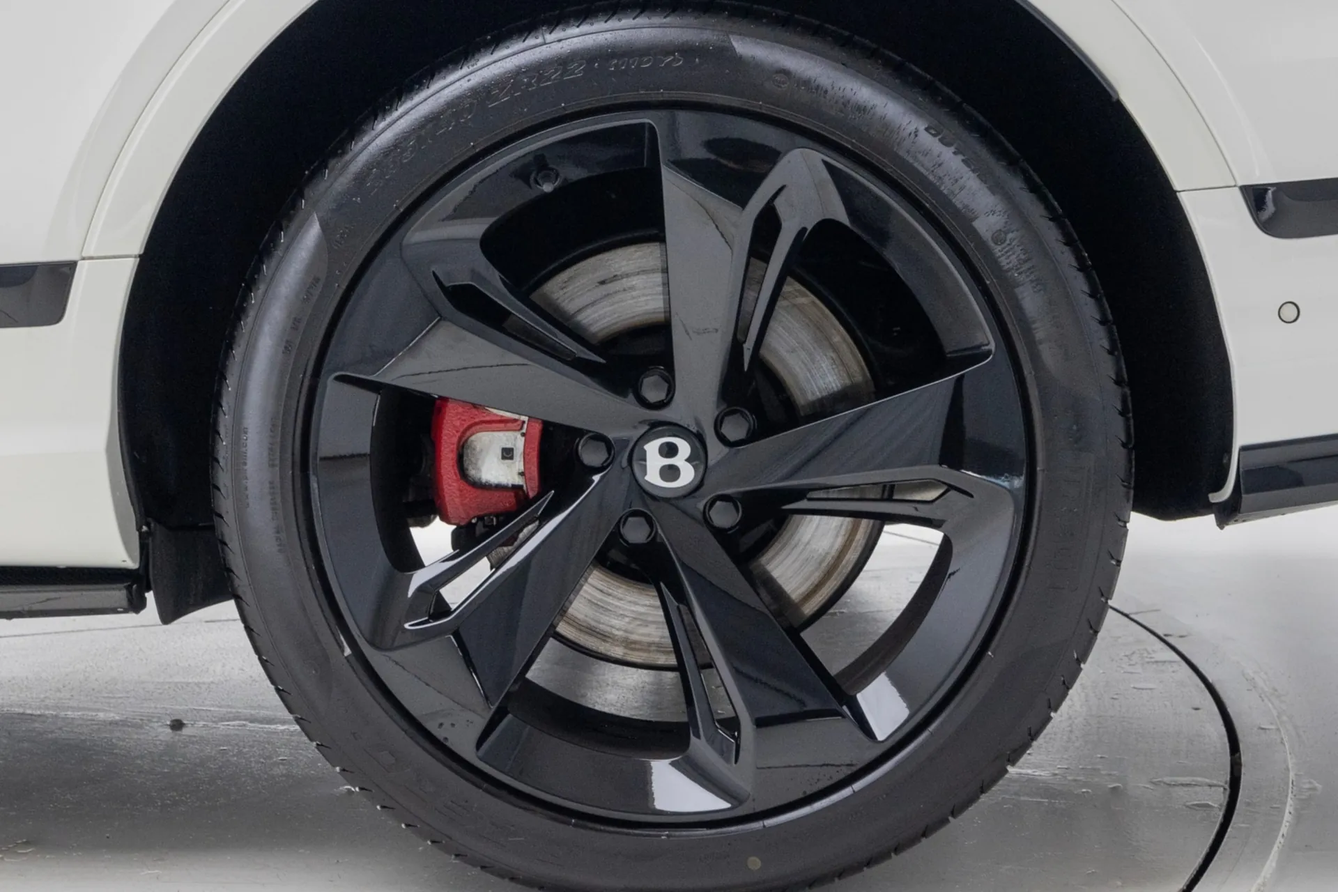 Доступен к заказу Bentley Bentayga 4.0 V8 EWB Azure 2024 4.0 л 550 л.с Бензин: Белый, коробка Автомат, привод Полный привод, осмотр и тест-драйв в Москве