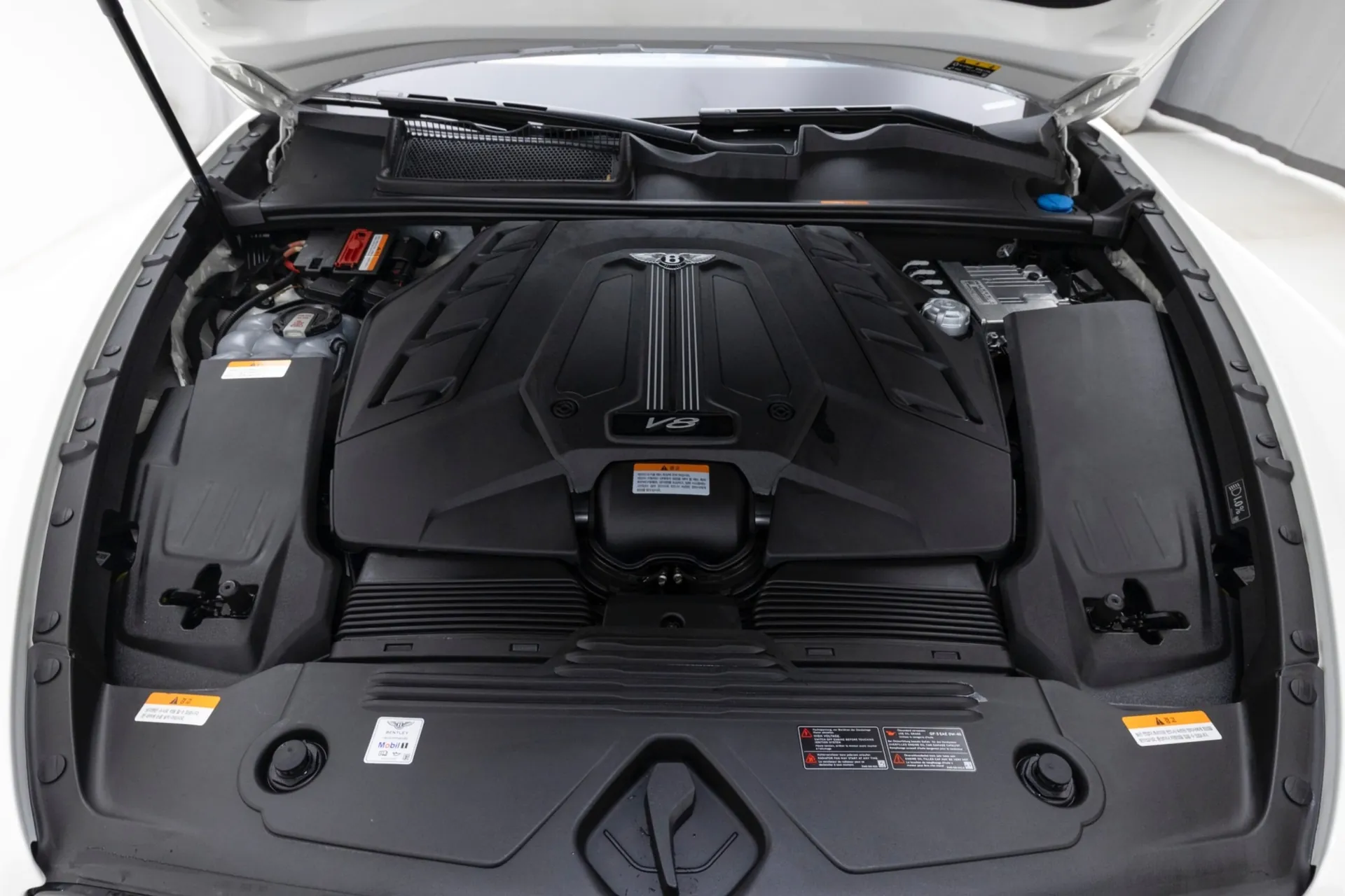 Bentley Bentayga 4.0 V8 EWB Azure 2024 4.0 л 550 л.с Бензин, пробег 7 850 км, цвет кузова Белый, тип трансмиссии Автомат, привод Полный привод, из Великобритания