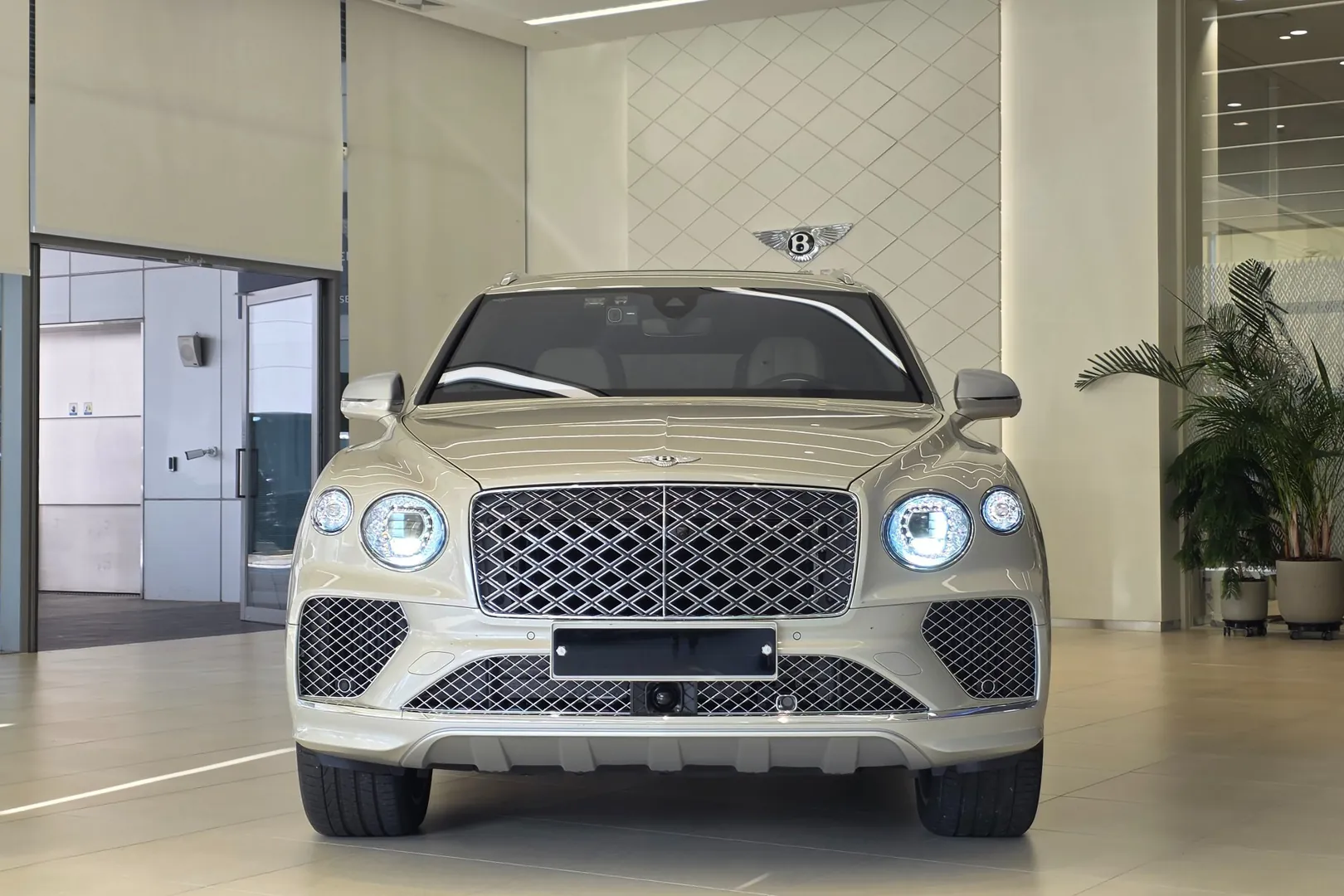 Bentley Bentayga 4.0 V8 EWB Mulliner 2025 4.0 л 550 л.с Бензин, новый авто, Полный привод, Автомат, цвет Бежевый, страна-производитель — Великобритания