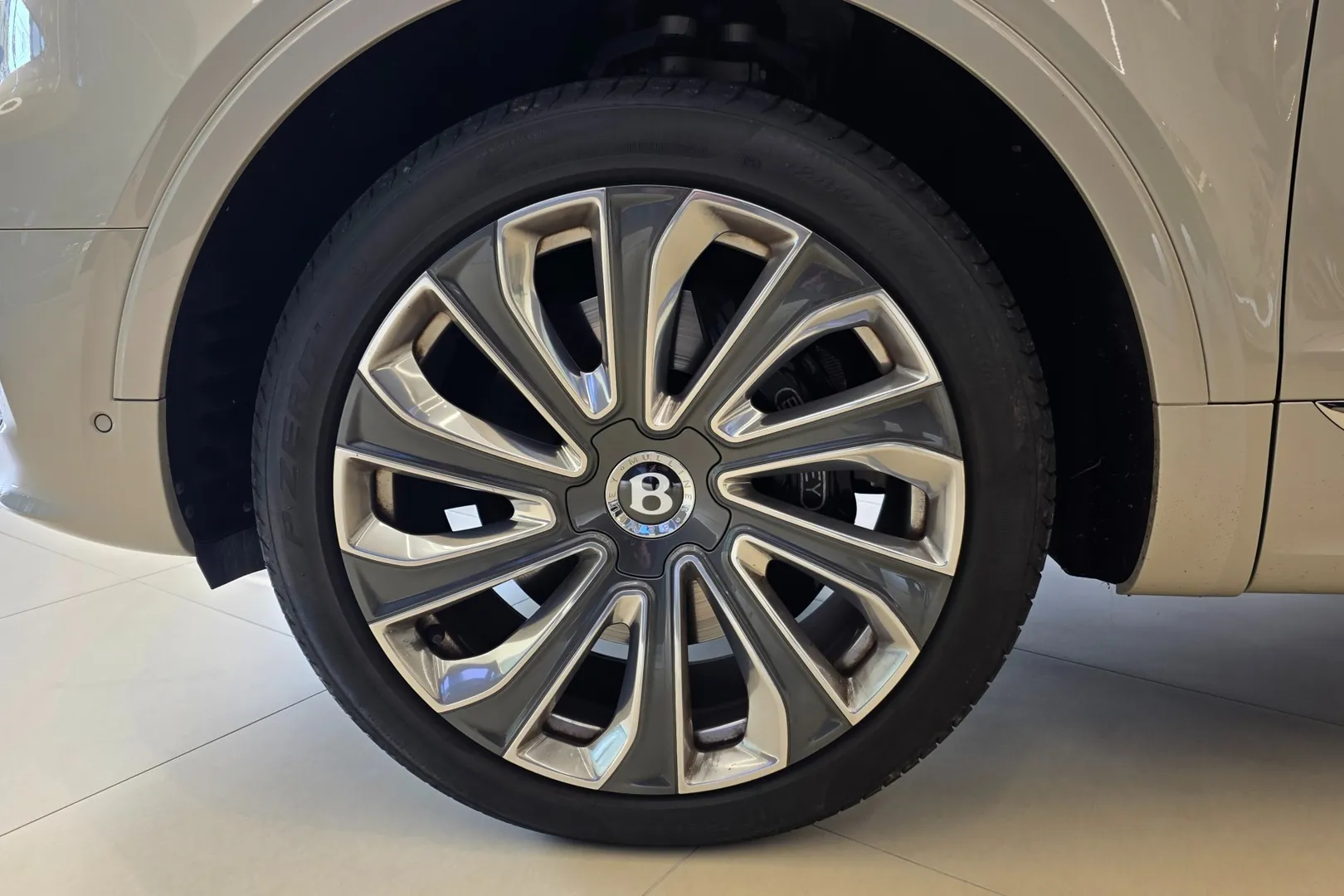 Заказать Bentley Bentayga 4.0 V8 EWB Mulliner 2025 4.0 л 550 л.с Бензин, Бежевый, Полный привод, Автомат — поставка из Великобритания, доставка по России и СНГ