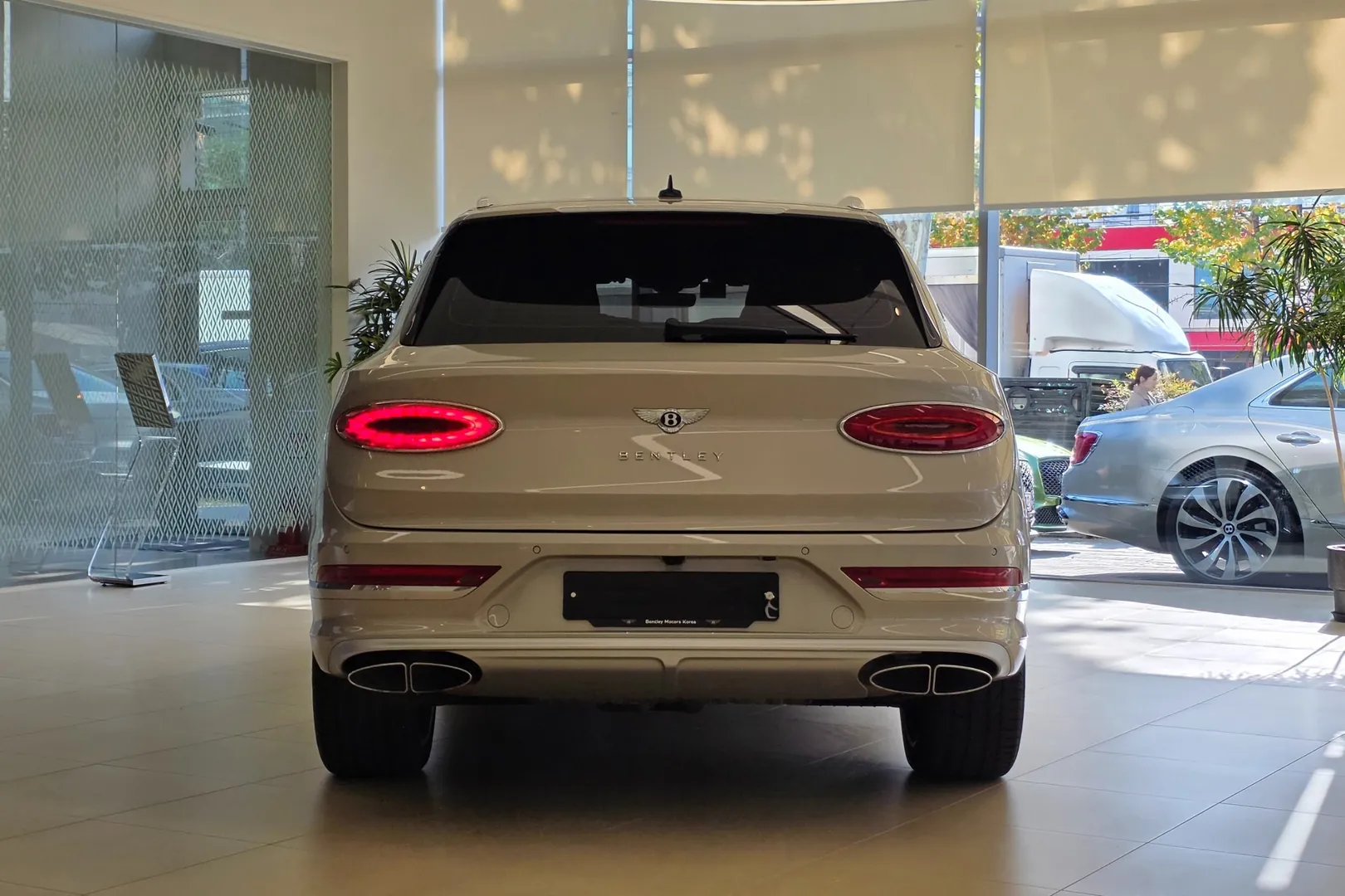 Заказать Bentley Bentayga 4.0 V8 EWB Mulliner 2025 4.0 л 550 л.с Бензин с пробегом 9 754 км, Автомат, Полный привод, цвет Бежевый, поставка из Великобритания, доставка по РФ