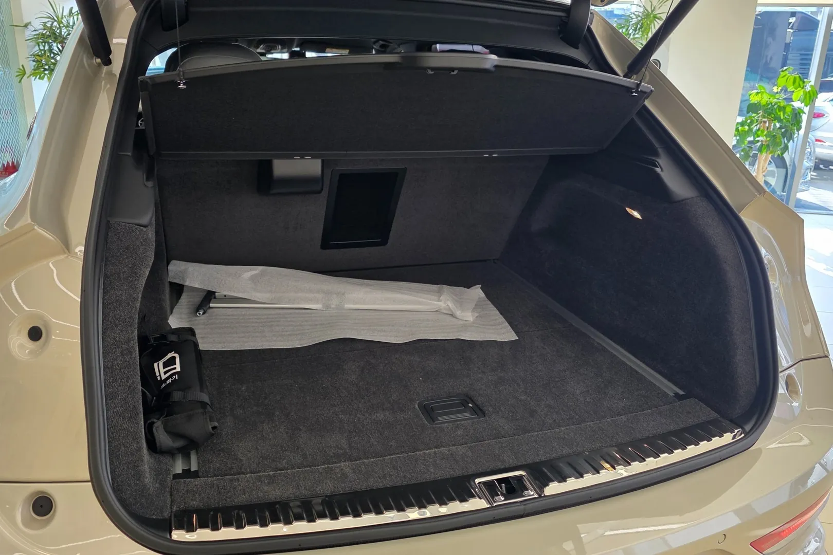 Автомобиль Bentley Bentayga 4.0 V8 EWB Mulliner 2025 4.0 л 550 л.с Бензин, Бежевый, пробег 9 754 км, производство — Великобритания, доставка по РФ