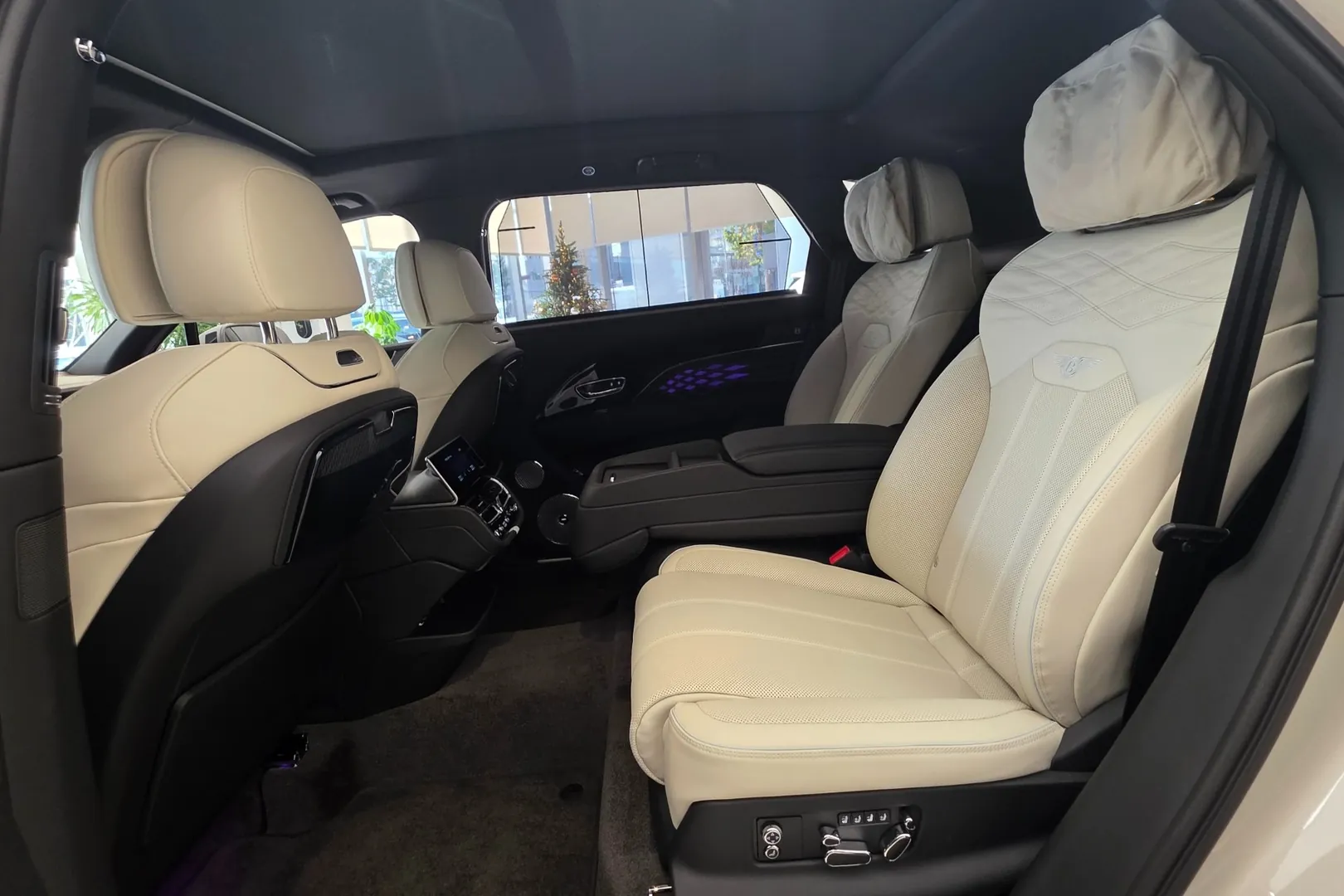 Новый Bentley Bentayga 4.0 V8 EWB Mulliner 2025 4.0 л 550 л.с Бензин: Полный привод, Бежевый, коробка — Автомат, привезён из Великобритания, доставка по регионам