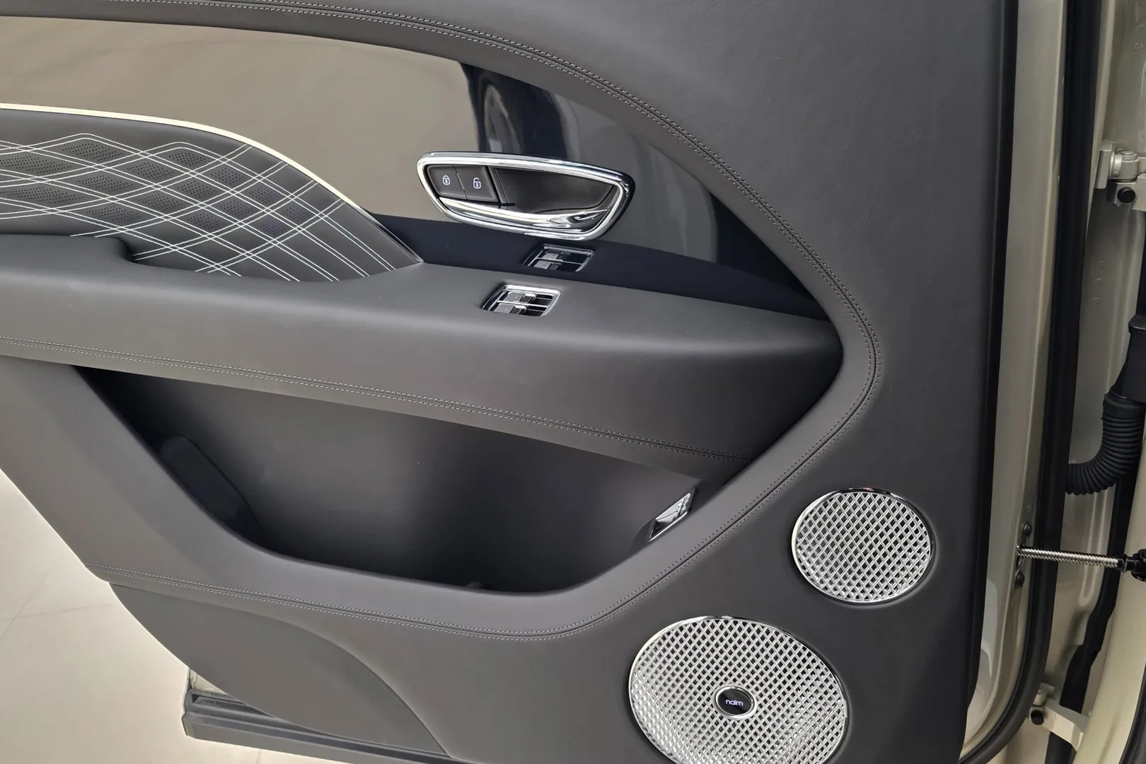 Надёжный Bentley Bentayga 4.0 V8 EWB Mulliner 2025 4.0 л 550 л.с Бензин с двигателем 4,0 л, Бежевый, пробег 9 754 км, Автомат, поставка из Великобритания