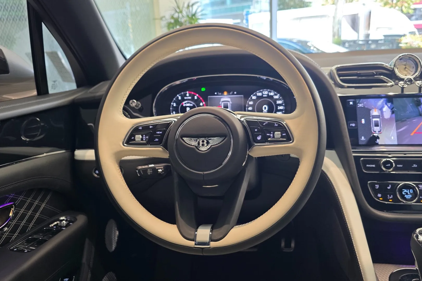 Bentley Bentayga 4.0 V8 EWB Mulliner 2025 4.0 л 550 л.с Бензин в продаже: Бежевый, Автомат, Полный привод, страна-производитель — Великобритания, доставка по РФ