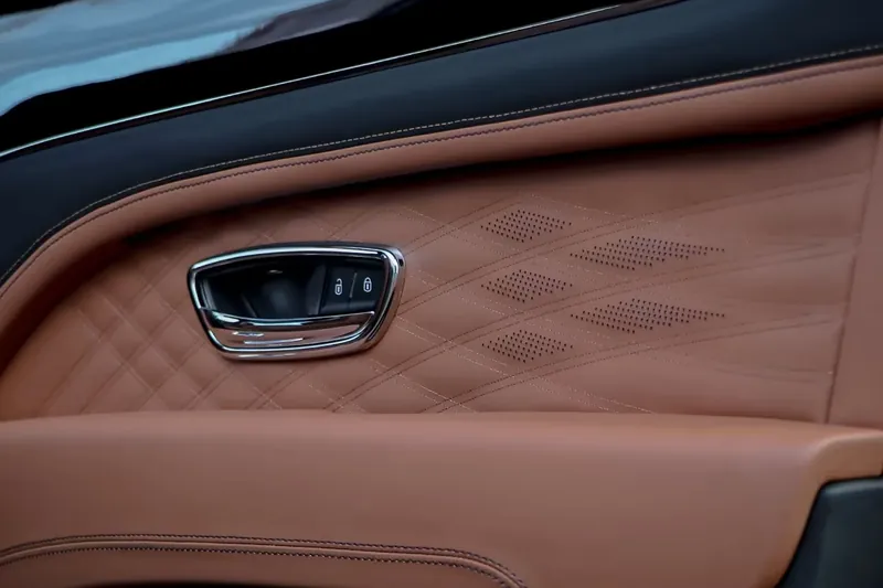Bentley Bentayga EWB Azure 2025, серый, фото 30