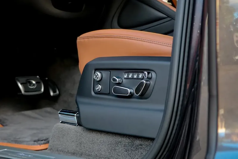 Bentley Bentayga EWB Azure 2025, серый, фото 29