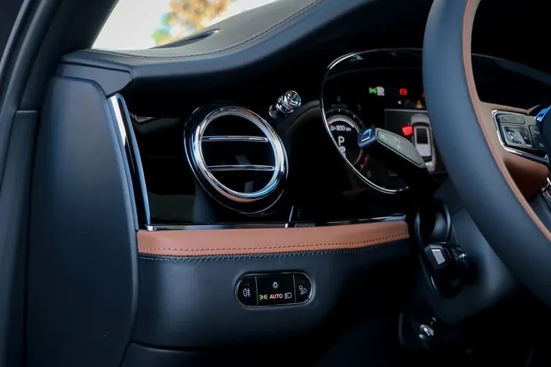 Bentley Bentayga EWB Azure 2025, серый, фото 28