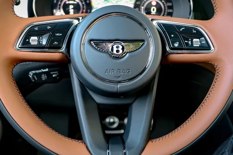 Bentley Bentayga EWB Azure 2025, серый, фото 26