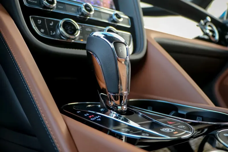 Bentley Bentayga EWB Azure 2025, серый, фото 24