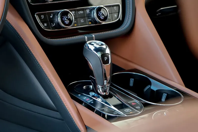 Bentley Bentayga EWB Azure 2025, серый, фото 23