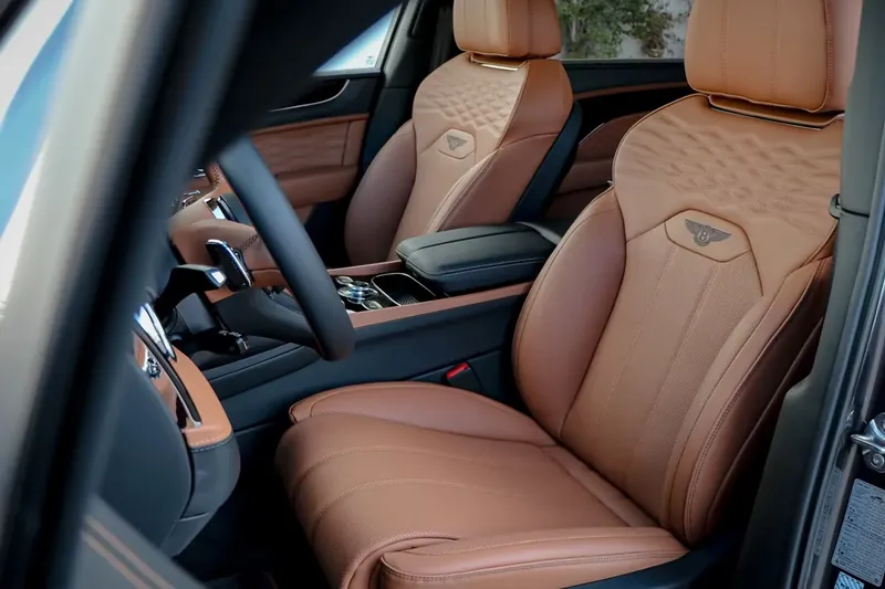 Оформить заказ на Bentley Bentayga EWB Azure V8 2025 4.0 л 551 л.с Бензин, коробка: Автомат, привод: Полный привод, доставка по России, салон в Москве, фото 14