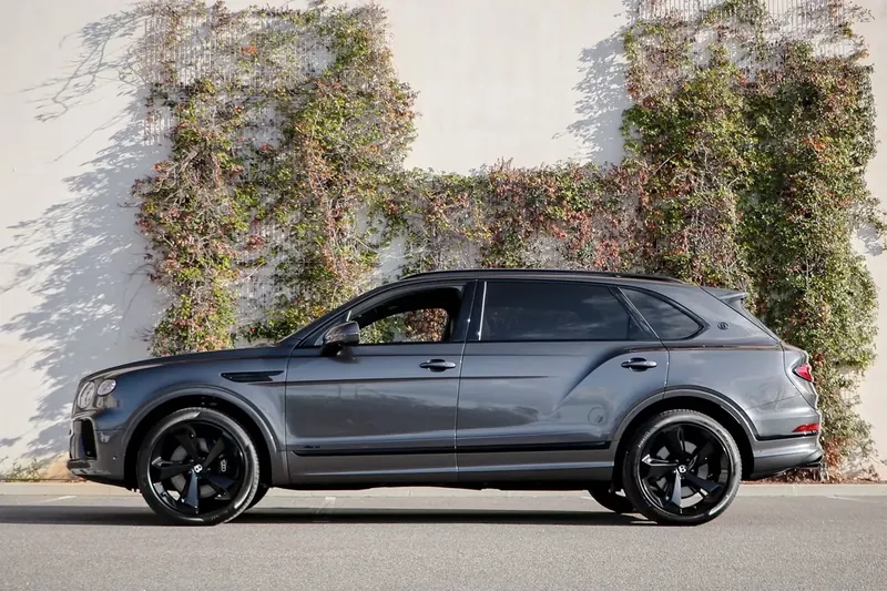Bentley Bentayga EWB Azure V8 2025 4.0 л 551 л.с Бензин в продаже: Серый, Автомат, Полный привод, страна-производитель — Великобритания, доставка по РФ, фото 4