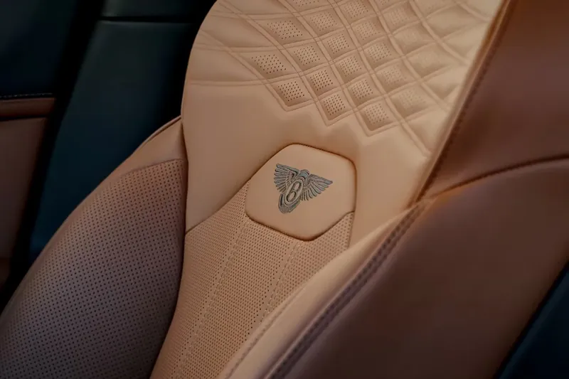Bentley Bentayga EWB Azure 2025, серый, фото 32