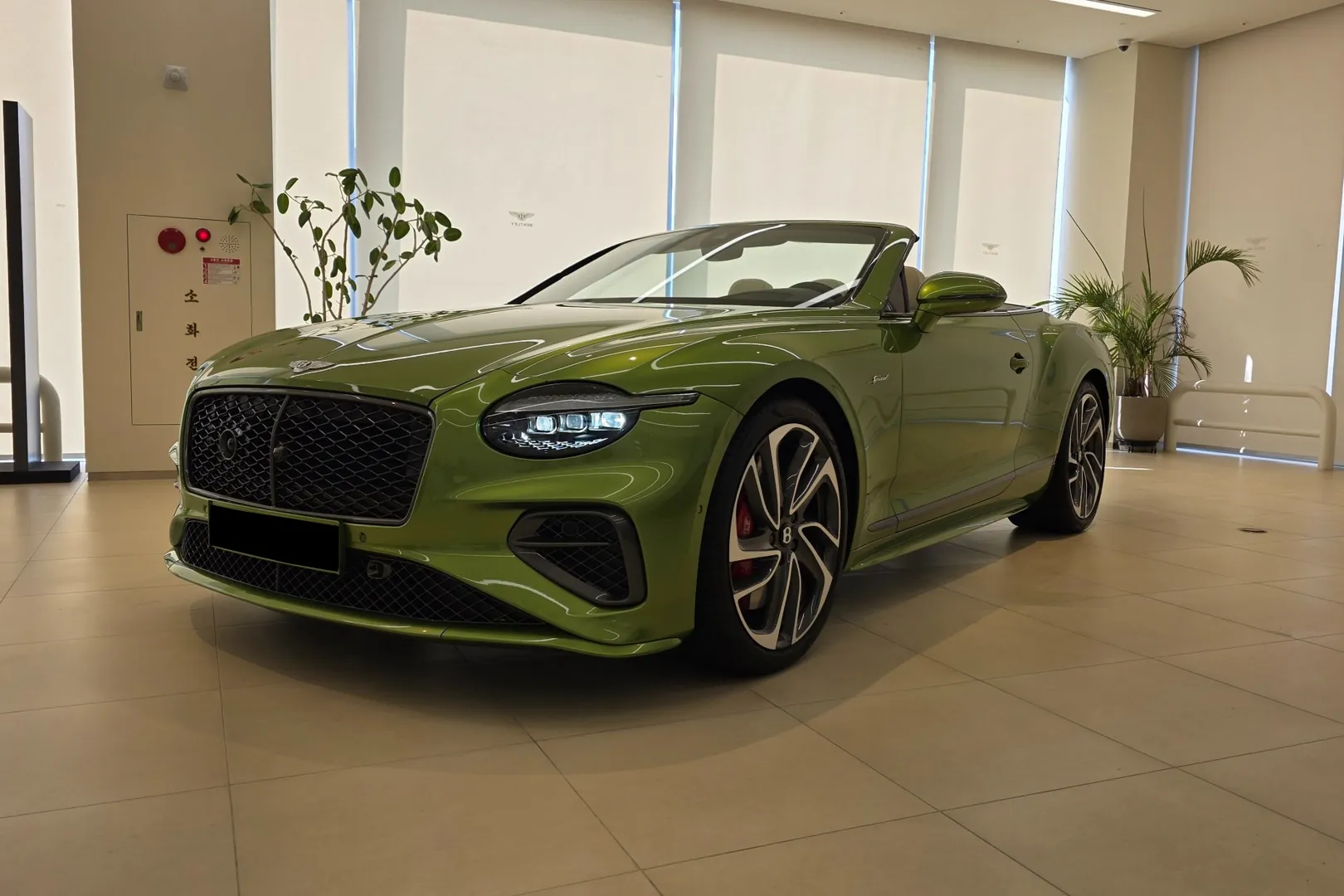 Заказать Bentley Continental GT GTC Speed 2025 4.0 л 782 л.с Бензин с пробегом 2 448 км, Автомат, Полный привод, цвет Зелёный, поставка из Великобритания, доставка по РФ