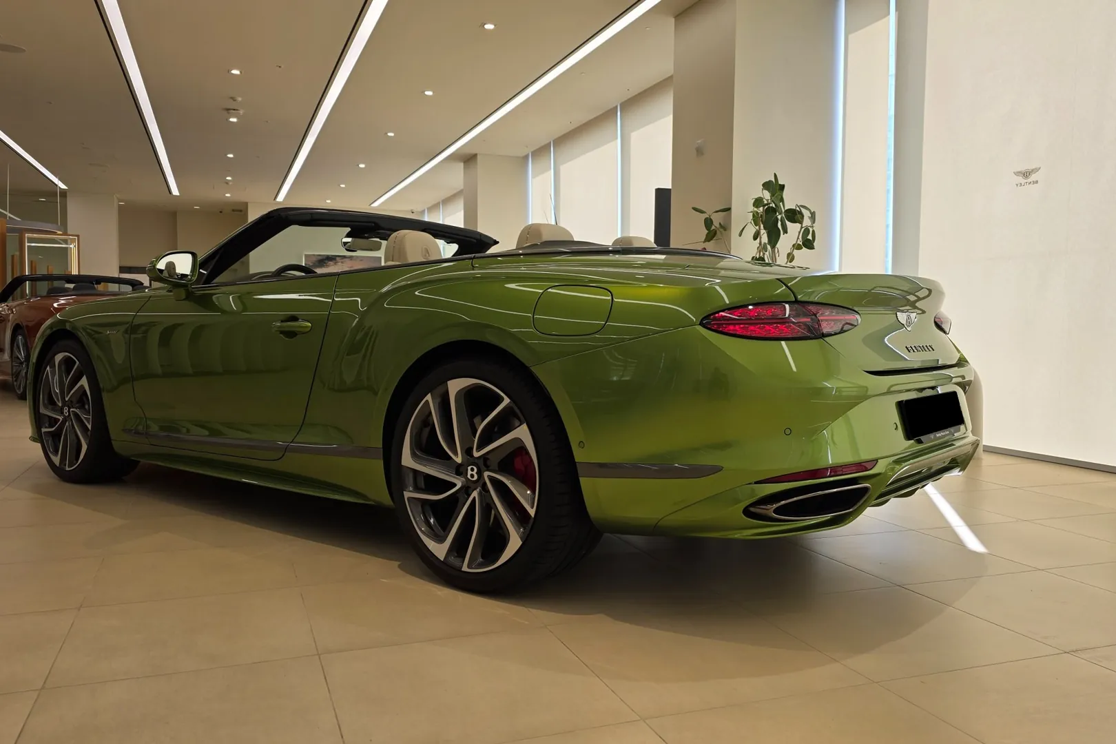 Выбор покупателей — Bentley Continental GT GTC Speed 2025 4.0 л 782 л.с Бензин, пробег 2 448 км, Зелёный, привезён из Великобритания, доставка по РФ
