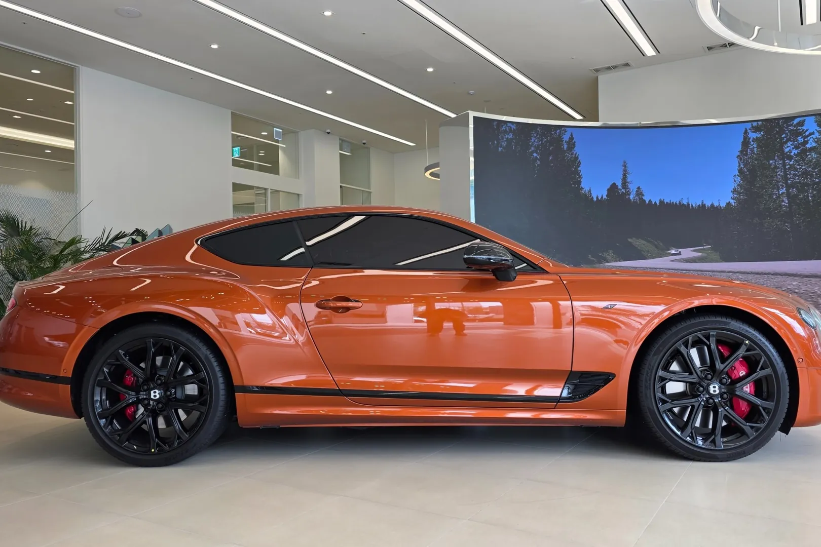 Заказать Bentley Continental GT GTS 2024 4.0 л 550 л.с Бензин с пробегом 1 972 км, Автомат, Полный привод, цвет Оранжевый, поставка из Великобритания, доставка по РФ