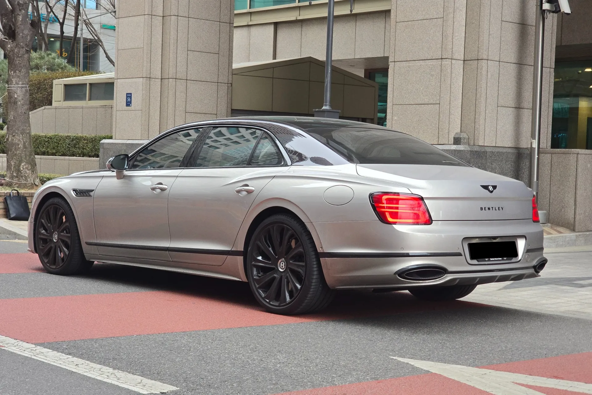 Купить Bentley Flying Spur 4.0 Mulliner 2025 4.0 л 550 л.с Бензин, Серый, Автомат, Полный привод — авто из Великобритания, с доставкой по всей России