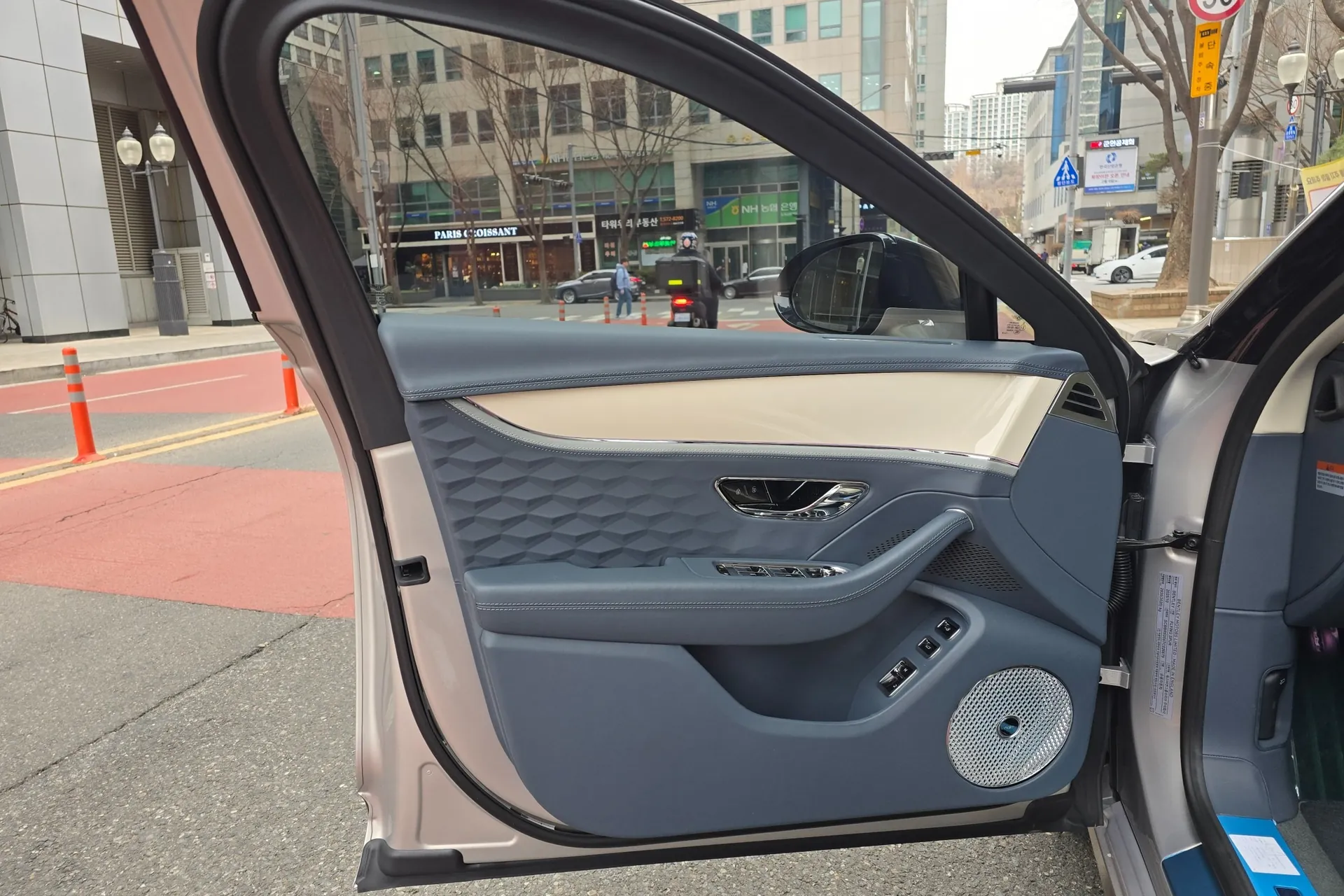 Bentley Flying Spur 4.0 Mulliner 2025 4.0 л 550 л.с Бензин, пробег 1 700 км, цвет кузова Серый, тип трансмиссии Автомат, привод Полный привод, из Великобритания