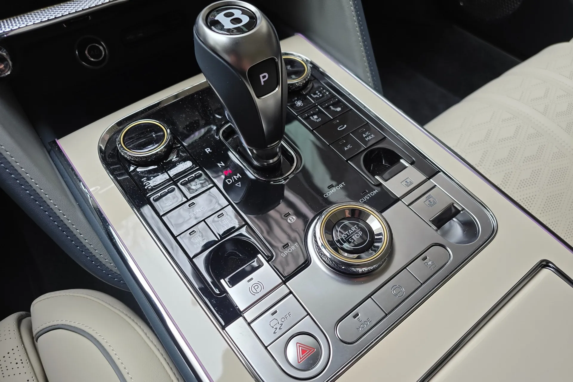 Заказать Bentley Flying Spur 4.0 Mulliner 2025 4.0 л 550 л.с Бензин, Серый, Полный привод, Автомат — поставка из Великобритания, доставка по России и СНГ