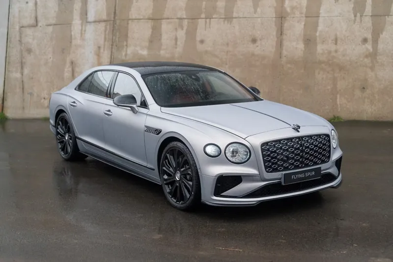 Заказать Bentley Flying Spur Mulliner 2026 4.0 л 782 л.с Гибрид с пробегом 50 км, Автомат, Полный привод, цвет Серебристый, поставка из Великобритания, доставка по РФ Flying Spur Mulliner - фото 3