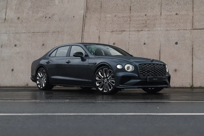 Заказать Bentley Flying Spur Mulliner 2026 4.0 л 782 л.с Гибрид с пробегом 50 км, Автомат, Полный привод, цвет Синий, поставка из Бельгия, доставка по РФ Flying Spur Mulliner - фото 3