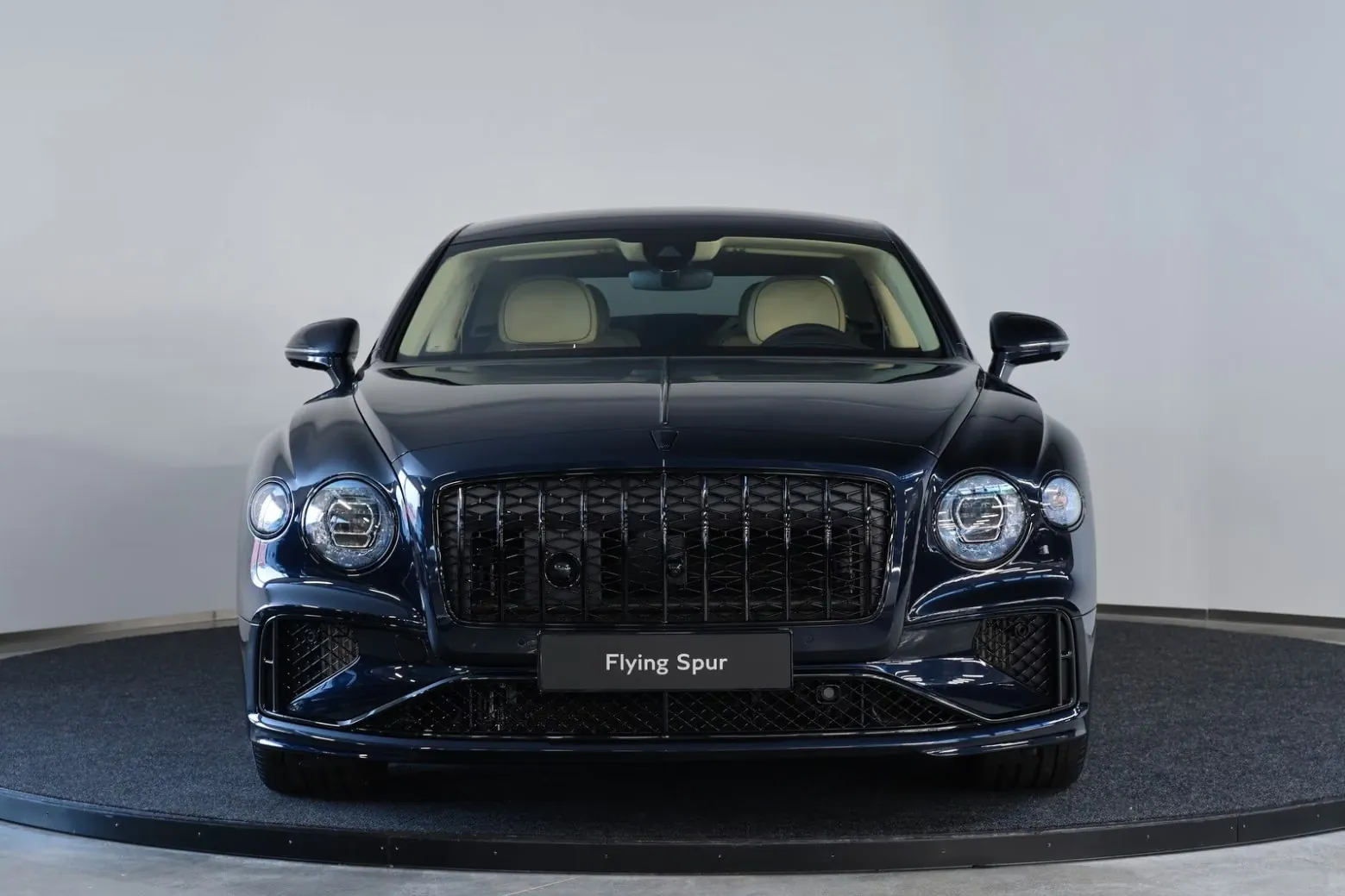 Bentley Flying Spur Azure V8 2026 4.0 л 680 л.с Бензин, новый авто, Полный привод, Автомат, цвет Синий, страна-производитель — Эстония Flying Spur Azure V8 - фото 2