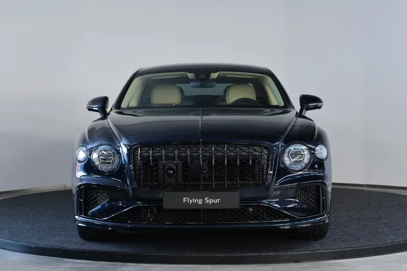 Bentley Flying Spur Azure V8 2026 4.0 л 680 л.с Бензин, новый авто, Полный привод, Автомат, цвет Синий, страна-производитель — Эстония Flying Spur Azure V8 - фото 2