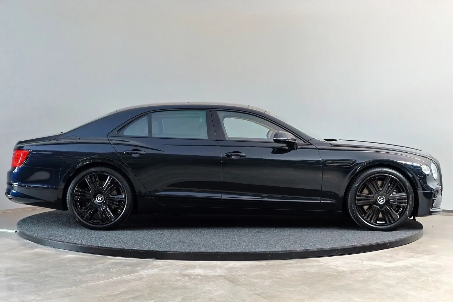 Заказать Bentley Flying Spur Azure V8 2026 4.0 л 680 л.с Бензин с пробегом 29 км, Автомат, Полный привод, цвет Синий, поставка из Эстония, доставка по РФ Flying Spur Azure V8 - фото 3