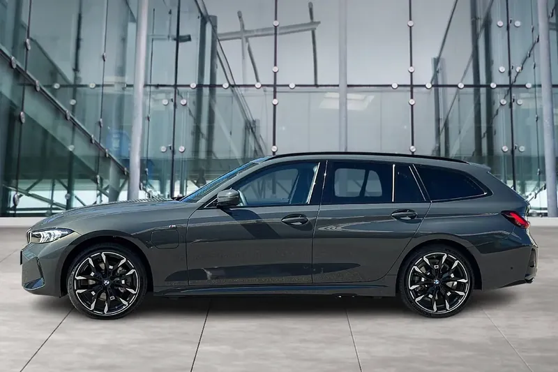 Заказать BMW 3 Series 330e Touring, M Sportpaket 2026 2.0 л 292 л.с Гибрид с пробегом 10 км, Автомат, Задний привод, цвет Серый, поставка из Германия, доставка по РФ 3 Series 330e Touring, M Sportpaket - фото 3