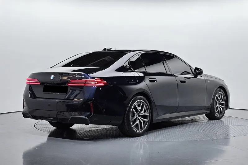 Заказать BMW 5 Series 520i M Sport 2025 2.0 л 190 л.с Бензин с пробегом 9 186 км, Автомат, Задний привод, цвет Синий, поставка из Корея, доставка по РФ 5 Series 520i M Sport — фото 2