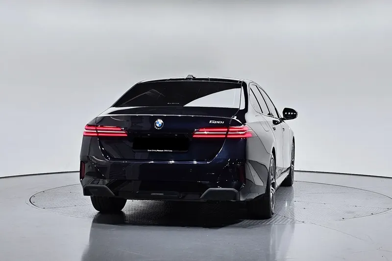 Купить BMW 5 Series 520i M Sport 2025 2.0 л 190 л.с Бензин, Синий, Автомат, Задний привод — авто из Корея, с доставкой по всей России 5 Series 520i M Sport — фото 3