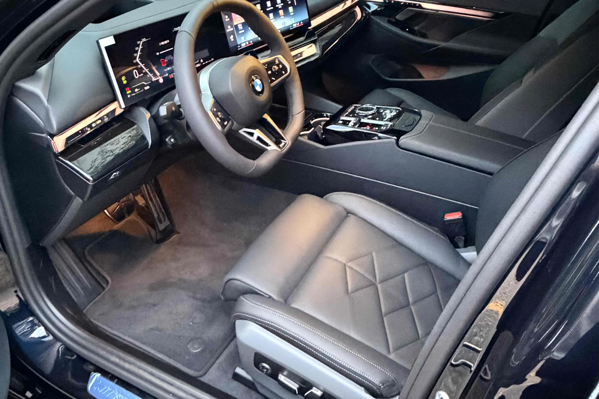 Выбор покупателей — BMW 5 Series 530i xDrive M Sport 2026 2.0 л 255 л.с Бензин, пробег 14 км, Чёрный, привезён из Корея, доставка по РФ, фото 6