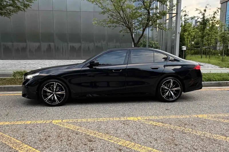 Заказать BMW 5 Series 530i xDrive M Sport 2026 2.0 л 255 л.с Бензин с пробегом 14 км, Автомат, Полный привод, цвет Чёрный, поставка из Корея, доставка по РФ 5 Series 530i xDrive M Sport - фото 3
