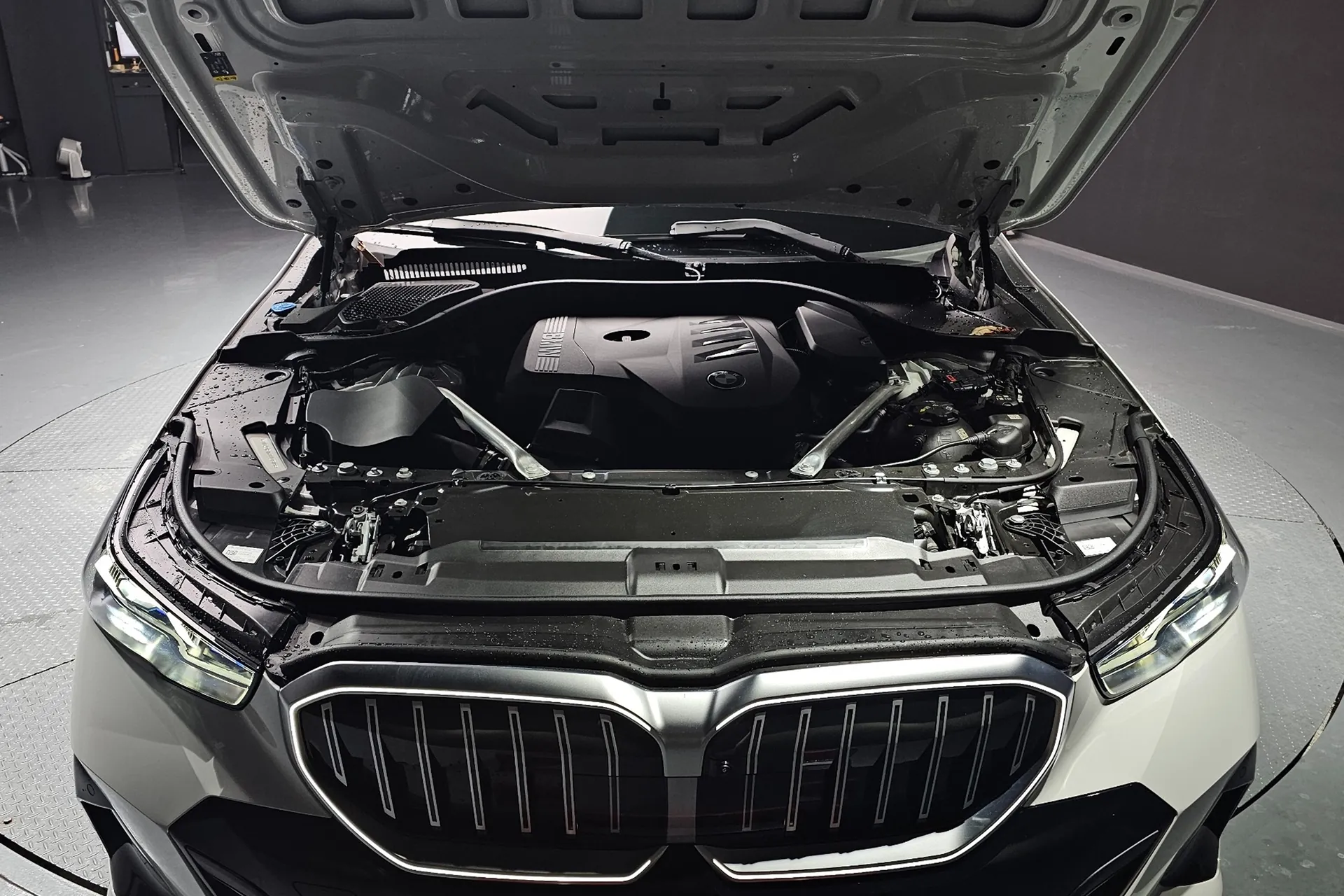 Новый BMW 520i M Sport 2025 2.0 л 190 л.с Бензин: Задний привод, Белый, коробка — Автомат, привезён из Германия, доставка по регионам