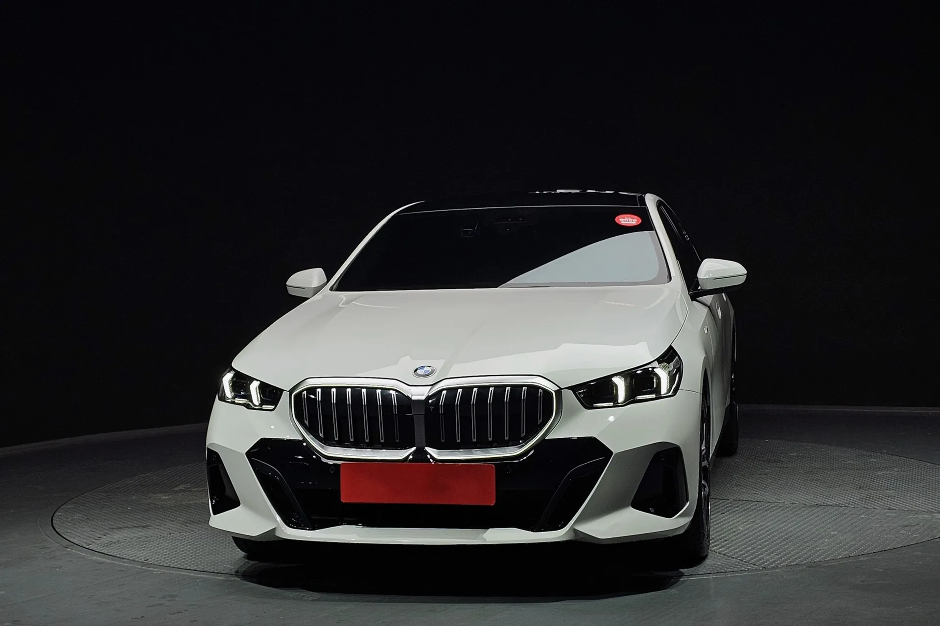 Заказать BMW 520i M Sport 2025 2.0 л 190 л.с Бензин с пробегом 7 137 км, Автомат, Задний привод, цвет Белый, поставка из Германия, доставка по РФ