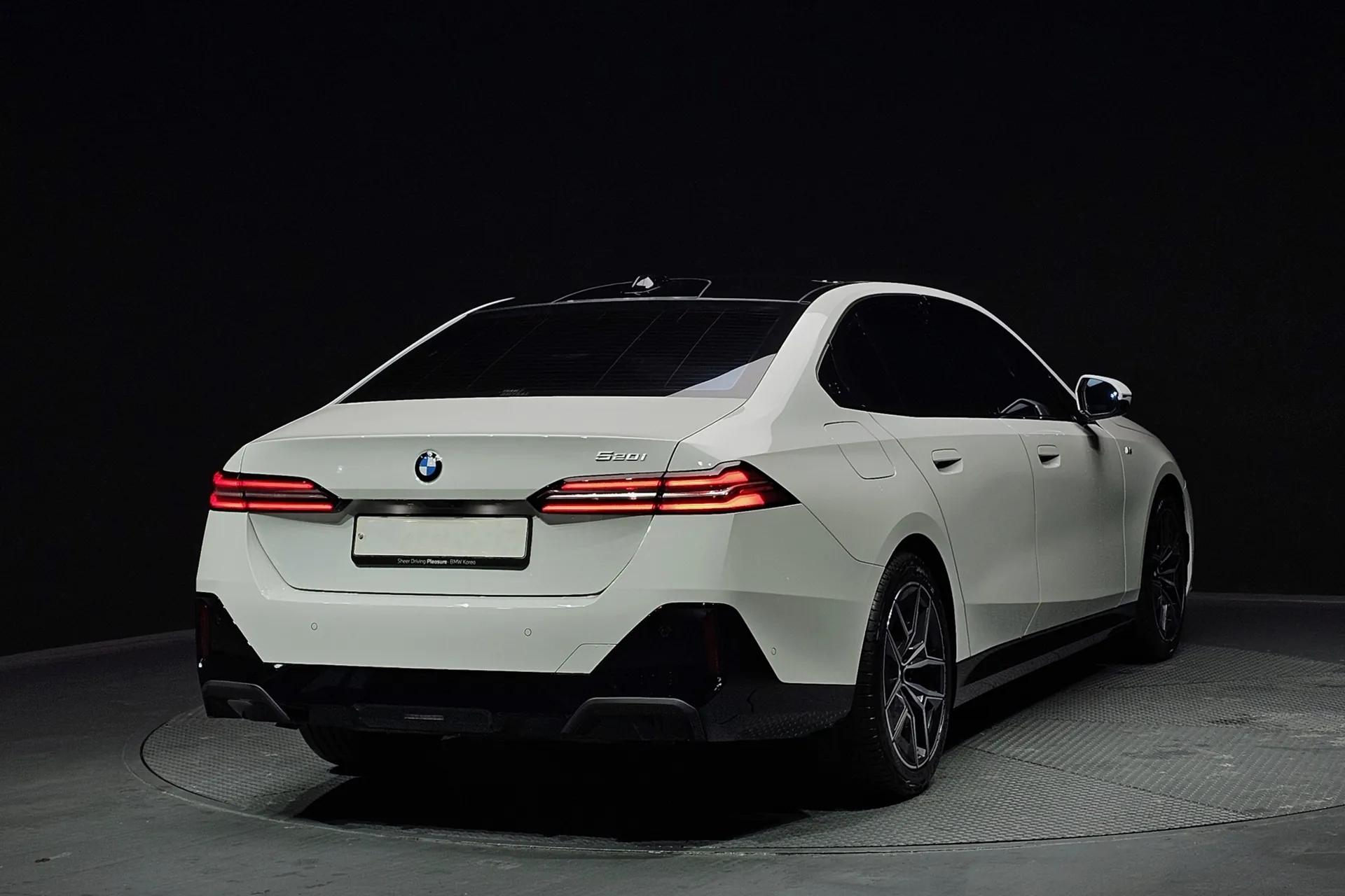 BMW 520i M Sport 2025 2.0 л 190 л.с Бензин, новый авто, Задний привод, Автомат, цвет Белый, страна-производитель — Германия