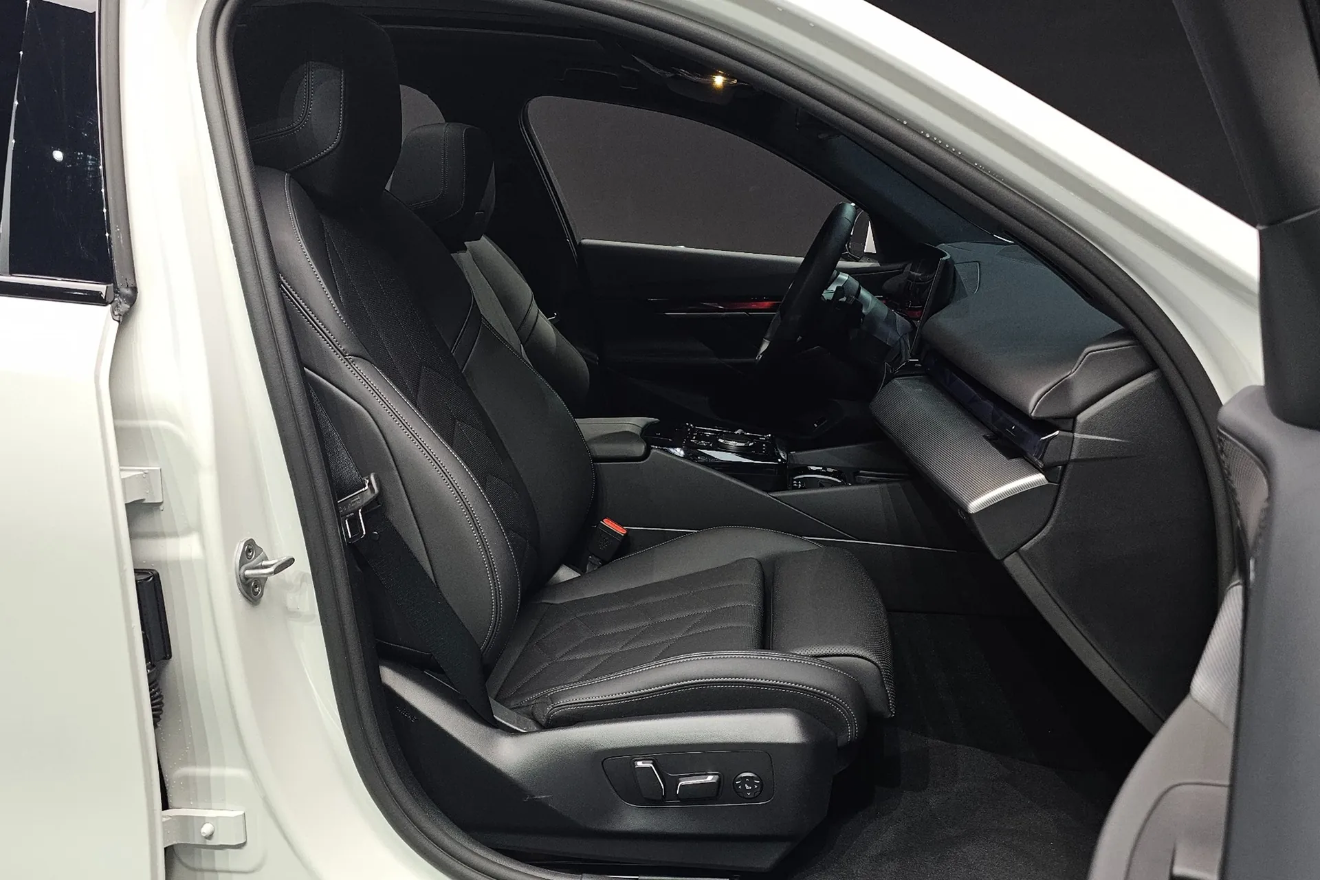 Автомобиль BMW 520i M Sport 2025 2.0 л 190 л.с Бензин, Белый, пробег 7 137 км, производство — Германия, доставка по РФ