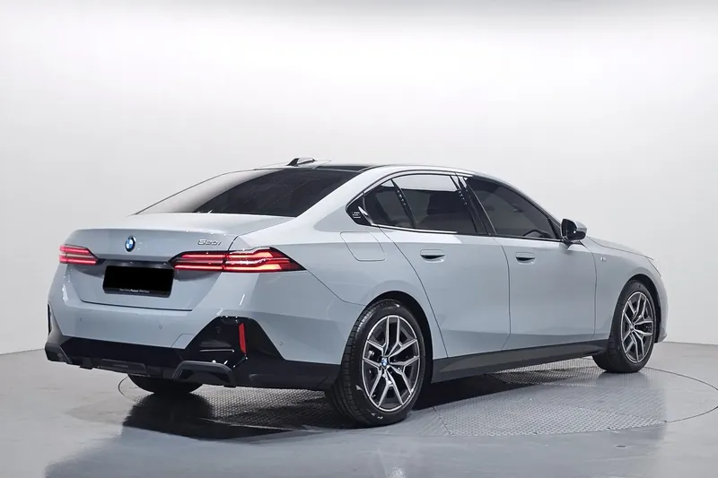 Заказать BMW 520i M Sport 2025 2.0 л 190 л.с Бензин с пробегом 5 158 км, Автомат, Задний привод, цвет Серебристый, поставка из Германия, доставка по РФ 5 Series 520i M Sport — фото 3