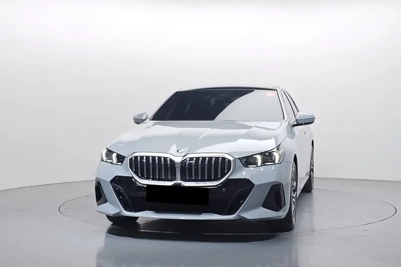 BMW 520i M Sport 2025 2.0 л 190 л.с Бензин, новый авто, Задний привод, Автомат, цвет Серебристый, страна-производитель — Германия 5 Series 520i M Sport — фото 2