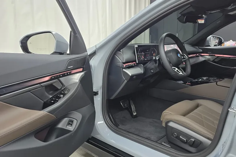 Выбор покупателей — BMW 523d xDrive M Sportpaket 2025 2.0 л 197 л.с Дизель, пробег 4 735 км, Серый, привезён из Корея, доставка по РФ, фото 6