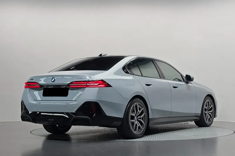 Заказать BMW 523d xDrive M Sportpaket 2025 2.0 л 197 л.с Дизель с пробегом 4 735 км, Автомат, Полный привод, цвет Серый, поставка из Корея, доставка по РФ 5 Series 523d xDrive M Sportpaket - фото 3