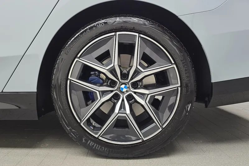 Новый BMW 523d xDrive M Sportpaket 2025 2.0 л 197 л.с Дизель в кузове Серый, коробка — Автомат, привод — Полный привод, страна производства — Корея, фото 12
