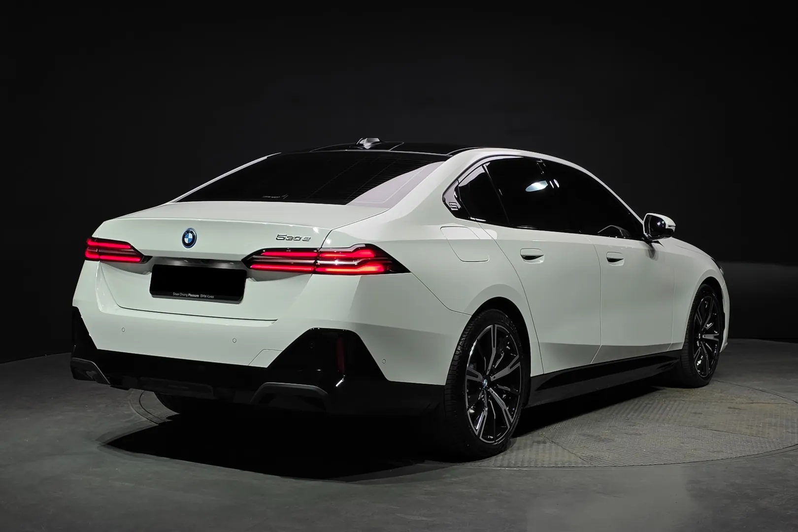 Заказать BMW 530e M Sport 2025 2.0 л 299 л.с Гибрид с пробегом 537 км, Автомат, Задний привод, цвет Белый, поставка из Германия, доставка по РФ