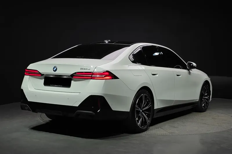 Заказать BMW 530e M Sport 2025 2.0 л 299 л.с Гибрид с пробегом 537 км, Автомат, Задний привод, цвет Белый, поставка из Германия, доставка по РФ 5 Series 530e M Sport — фото 3