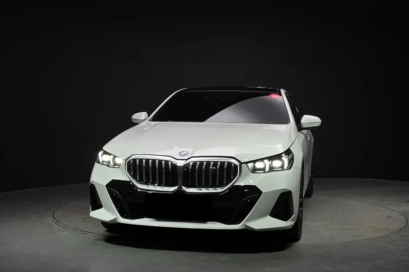 BMW 530e M Sport 2025 2.0 л 299 л.с Гибрид, новый авто, Задний привод, Автомат, цвет Белый, страна-производитель — Германия 5 Series 530e M Sport — фото 2