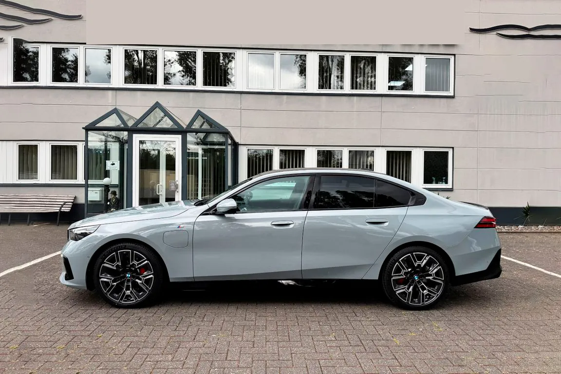 Купить BMW 530e M 2025 2.0 л 295 л.с Гибрид, Серый, Автомат, Задний привод — авто из Германия, с доставкой по всей России